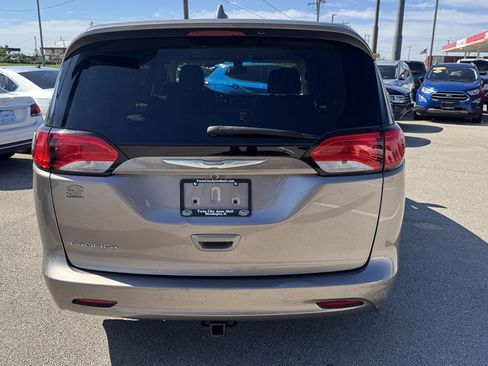 Used 2017 Chrysler Pacifica LX FWD image 8