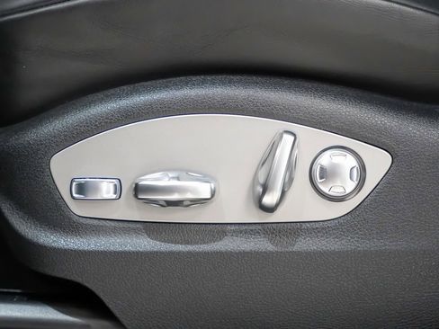 Used 2025 Porsche Macan image 24