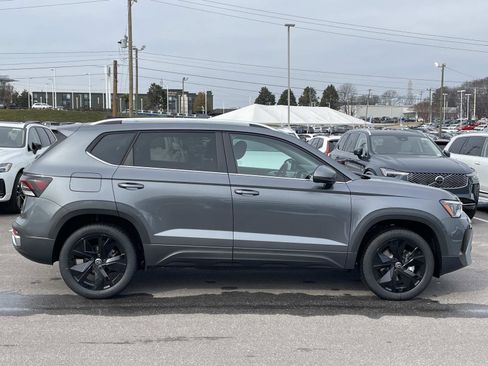 New 2026 Volkswagen Taos SE FWD image 8