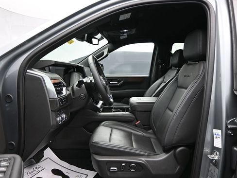 Used 2025 GMC Yukon XL Denali AWD/4WD image 9