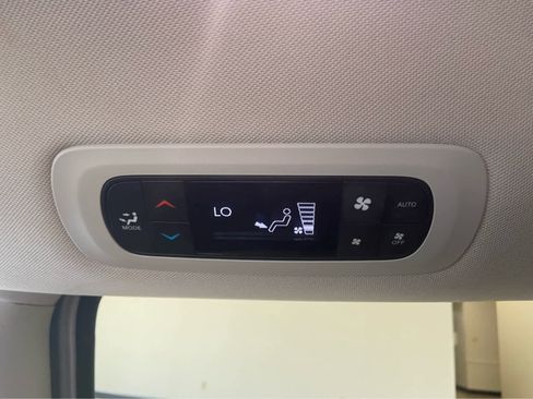 Used 2024 Chrysler Pacifica Touring-L FWD image 20