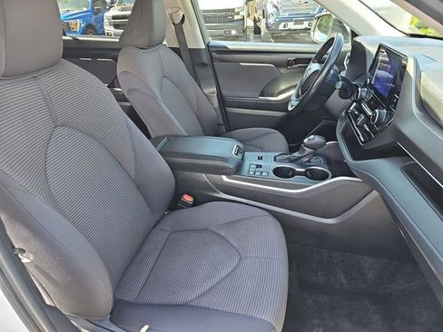 Used 2024 Toyota Highlander LE FWD image 12