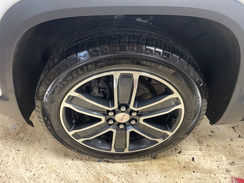 Certified 2023 GMC Acadia SLT w/ Preferred Package image 11