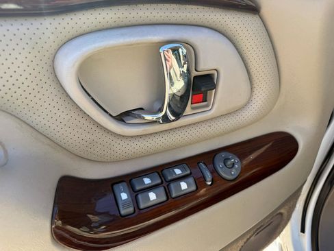 Used 2000 Cadillac Escalade 4WD image 16