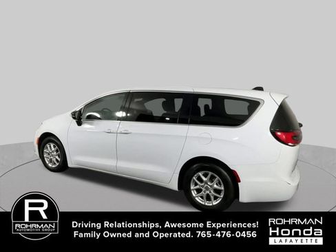 Used 2024 Chrysler Pacifica Touring-L FWD image 6