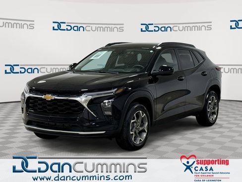 Used 2025 Chevrolet Trax LT FWD image 1