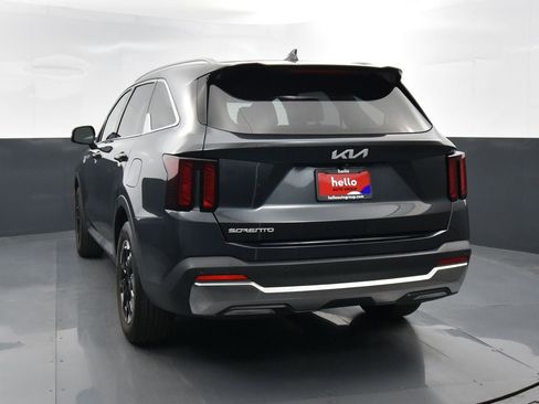 Used 2024 Kia Sorento S image 32