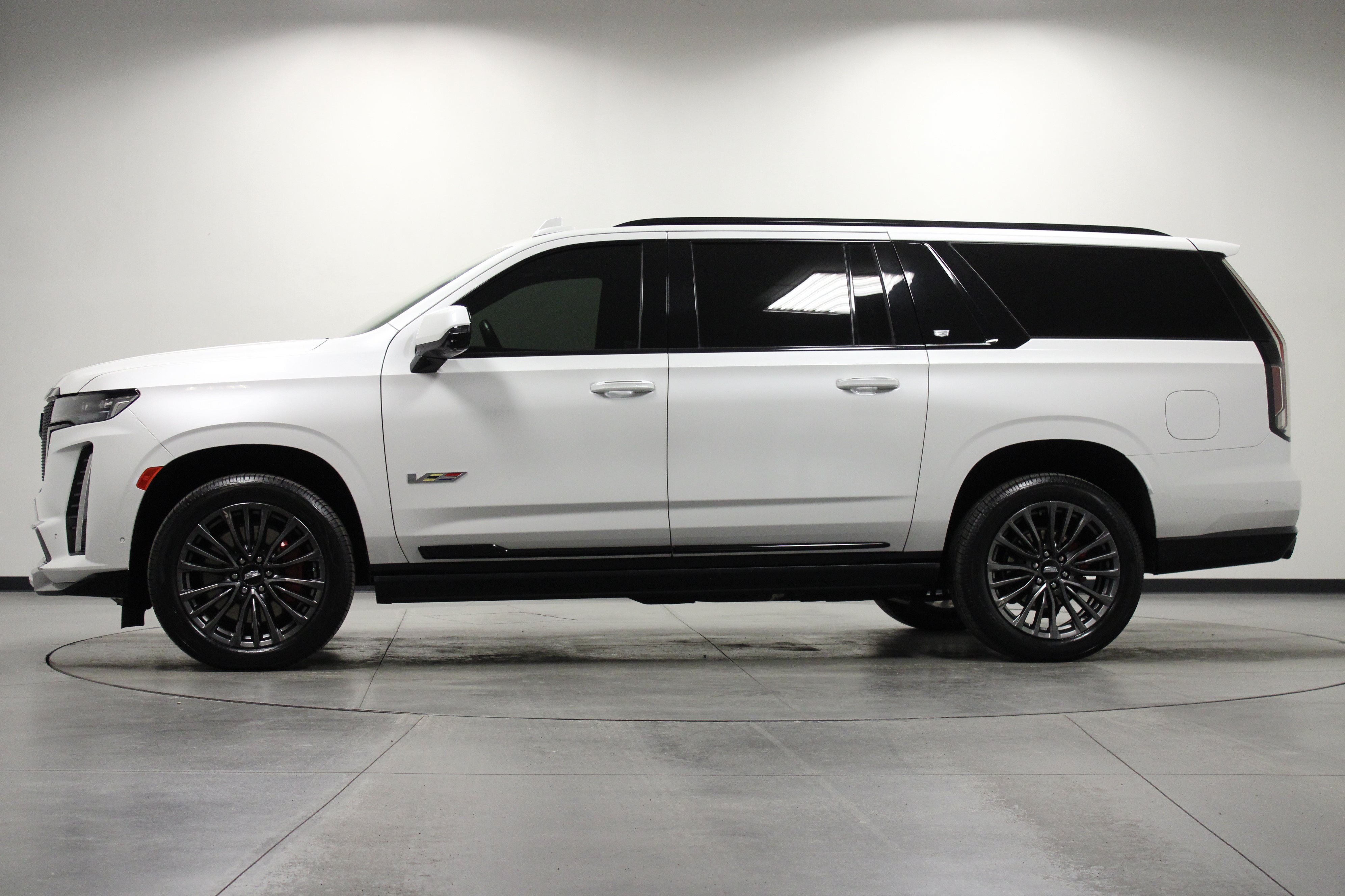 Used 2023 Cadillac Escalade ESV V w/ Heavy-Duty Trailer Package AWD/4WD image 7