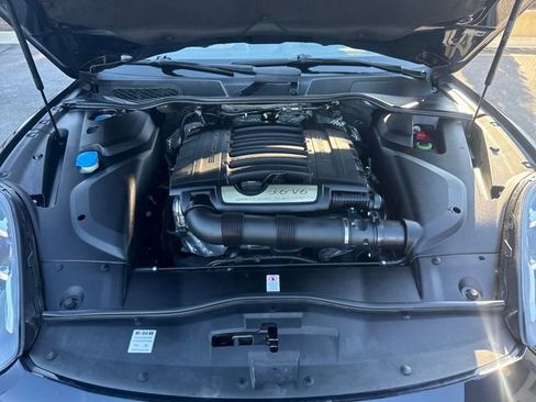 Used 2018 Porsche Cayenne Platinum Edition image 22