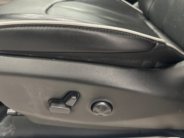 Used 2024 Chrysler Pacifica Limited AWD/4WD image 23