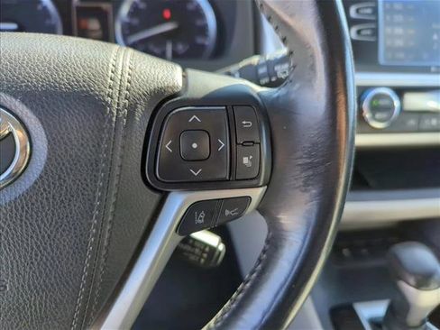 Used 2018 Toyota Highlander XLE image 15