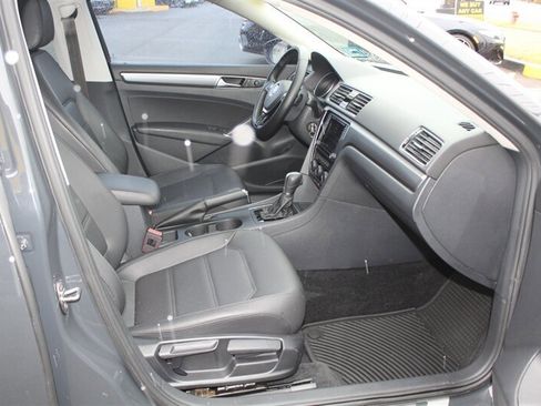 Used 2018 Volkswagen Passat 2.0T R-Line w/ R-Line Lighting Package FWD image 11