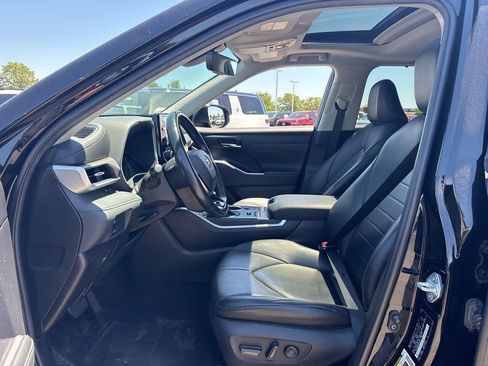 Used 2021 Toyota Highlander XLE AWD/4WD image 16
