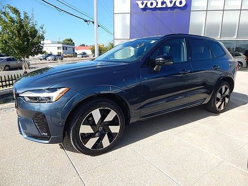 Certified 2025 Volvo XC60 T8 Plus w/ Protection Package Premier image 11