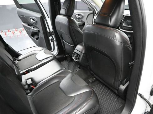 Used 2015 Jeep Cherokee Trailhawk AWD/4WD image 38