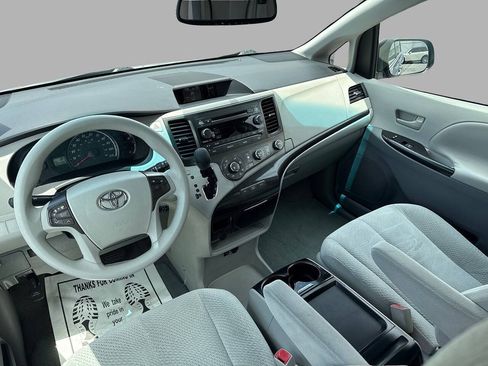 Used 2011 Toyota Sienna LE w/ Towing Pkg FWD image 18