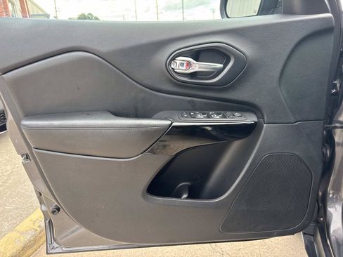 Used 2021 Jeep Cherokee Latitude Plus FWD image 18