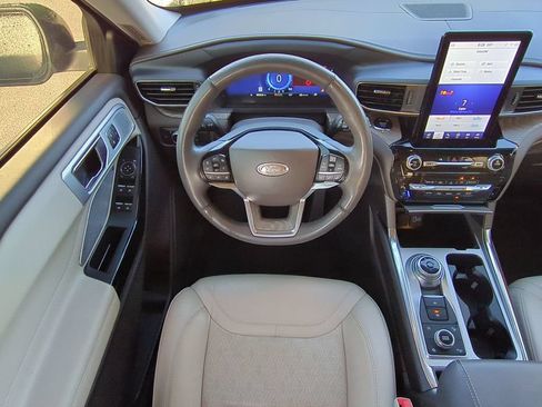 Used 2022 Ford Explorer Platinum w/ Equipment Group 601A AWD/4WD image 16
