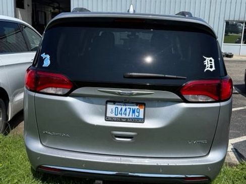 Used 2018 Chrysler Pacifica Limited w/ Tire & Wheel Group FWD image 6