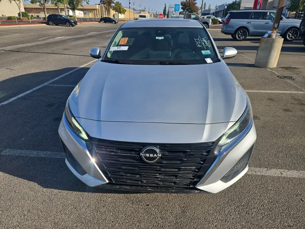 Used 2023 Nissan Altima 2.5 SV w/ SV Premium Package FWD image 2