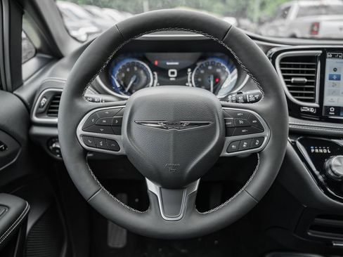 New 2025 Chrysler Pacifica Select image 25