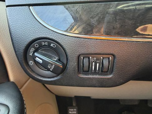 Used 2015 Chrysler Town & Country Touring image 16