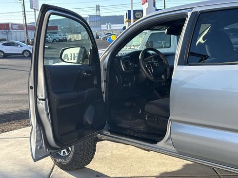 Used 2022 Toyota Tacoma TRD Off-Road image 10