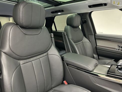 Used 2024 Land Rover Range Rover Sport SE image 3