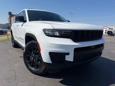 Used 2025 Jeep Grand Cherokee L Laredo RWD image 2
