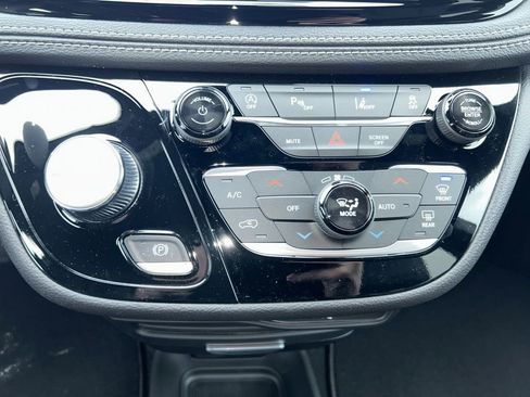 New 2026 Chrysler Pacifica Select image 36