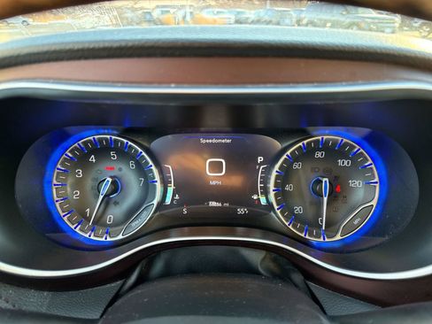 Used 2017 Chrysler Pacifica Limited w/ UConnect Theater Package image 15