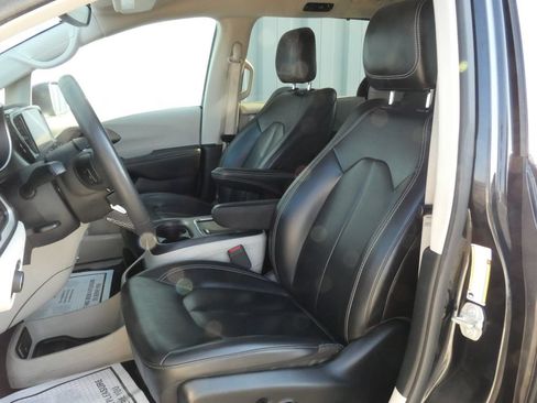Used 2023 Chrysler Pacifica Touring-L FWD image 9