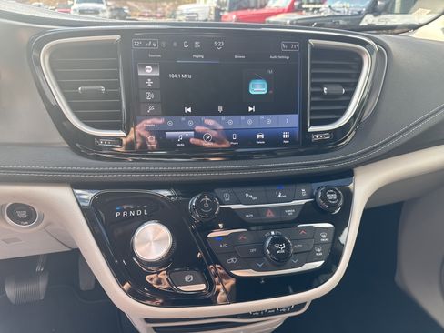 Used 2024 Chrysler Pacifica Touring-L image 22