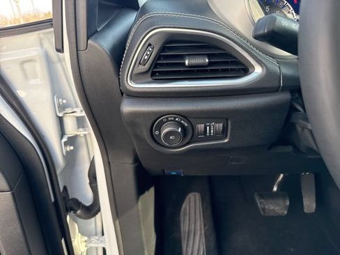 Used 2025 Chrysler Pacifica Limited FWD image 16