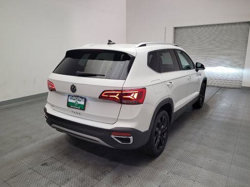 Used 2023 Volkswagen Taos SE w/ Panoramic Sunroof Package FWD image 9