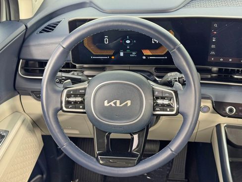 Used 2025 Kia Carnival EX image 20