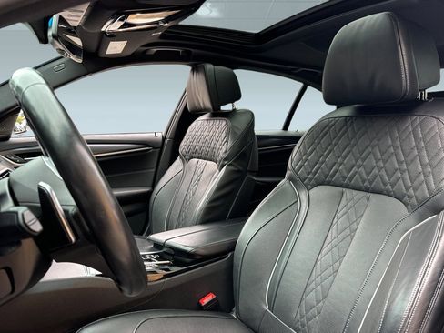 Used 2022 BMW 530e w/ Premium Package image 21