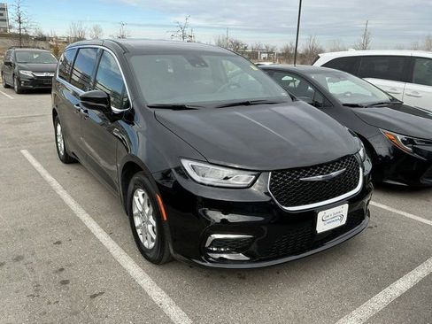 Used 2025 Chrysler Pacifica Select image 3