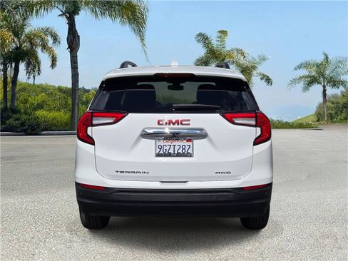 Used 2023 GMC Terrain SLE w/ Driver Convenience Package image 5