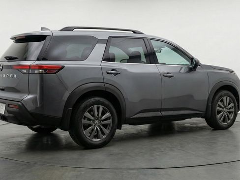 Used 2025 Nissan Pathfinder SV image 9