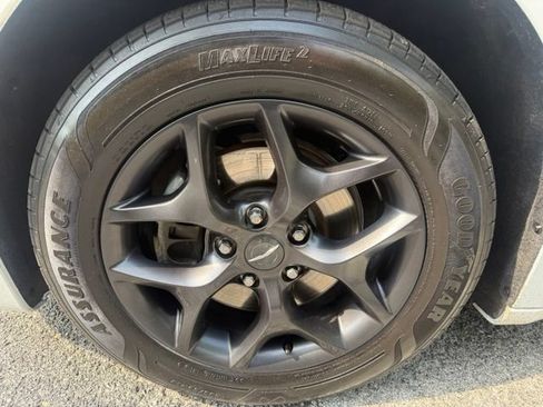 Used 2019 Chrysler Pacifica Touring-L w/ S Appearance Package FWD image 9