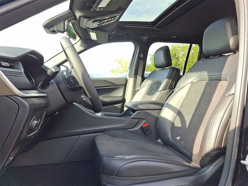 New 2025 Jeep Grand Cherokee Altitude image 7