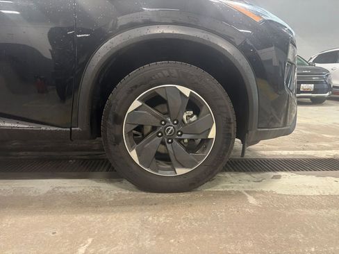 Used 2025 Nissan Rogue SV AWD/4WD image 33