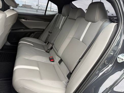 Used 2025 Toyota Camry SE w/ Convenience Package FWD image 4