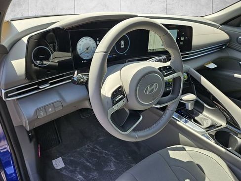 Used 2025 Hyundai Elantra SEL image 5