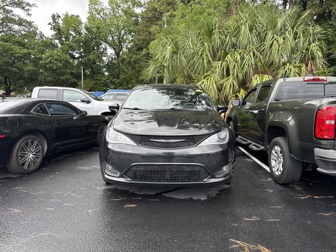 Used 2019 Chrysler Pacifica Touring Plus w/ S Appearance Package FWD image 3