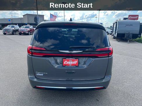 Used 2025 Chrysler Pacifica Select FWD image 5