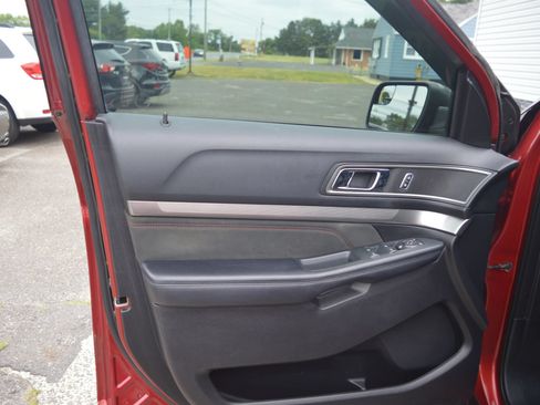 Used 2018 Ford Explorer XLT w/ Equipment Group 202A FWD image 28