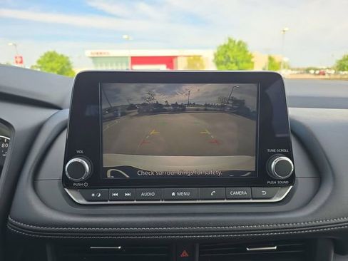 Used 2024 Nissan Rogue SV image 9