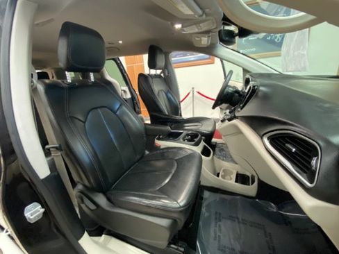 Used 2022 Chrysler Pacifica Touring-L FWD image 14